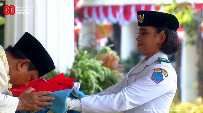 Momen Prabowo Cium Merah Putih Sebelum Pengibaran di Istana